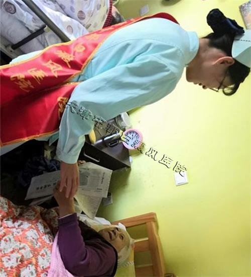 為老人讀報紙