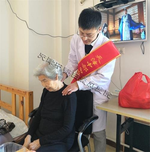 為老人按摩頸椎